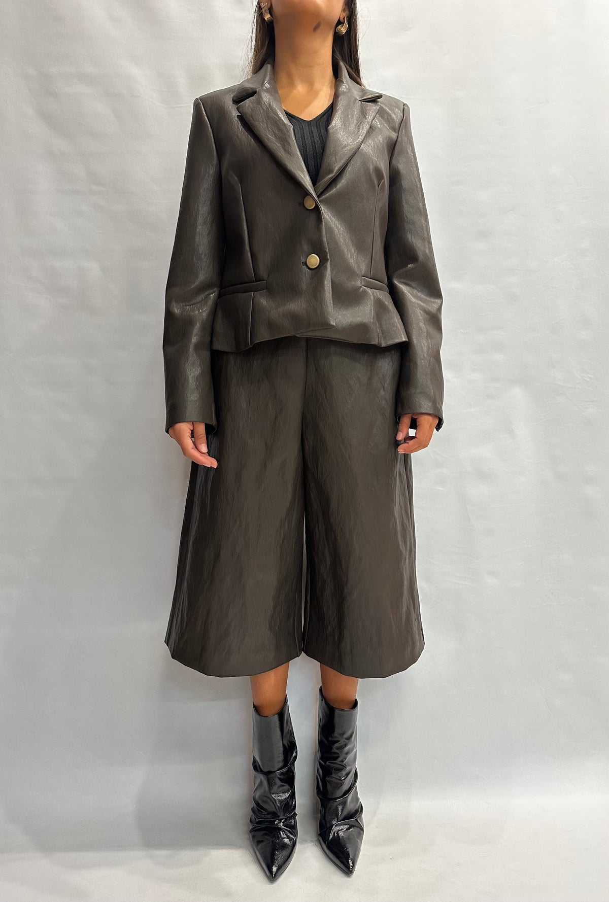 Giacca TENSIONE IN in similpelle disponibile con due pantaloni coordinato - COD: W26J658