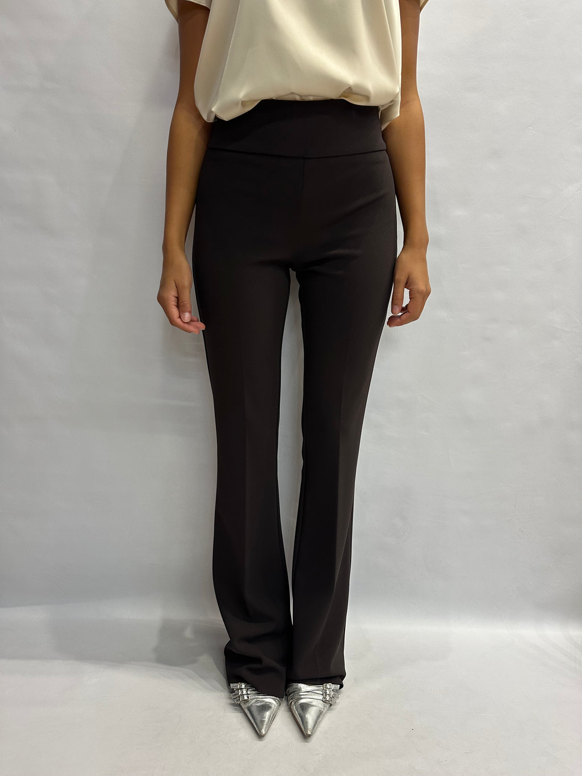 Pantalone RINASCIMENTO (MARRONE) in crêpe a zampa disponibile anche con giacca in coordinato COD: CFC0130162003