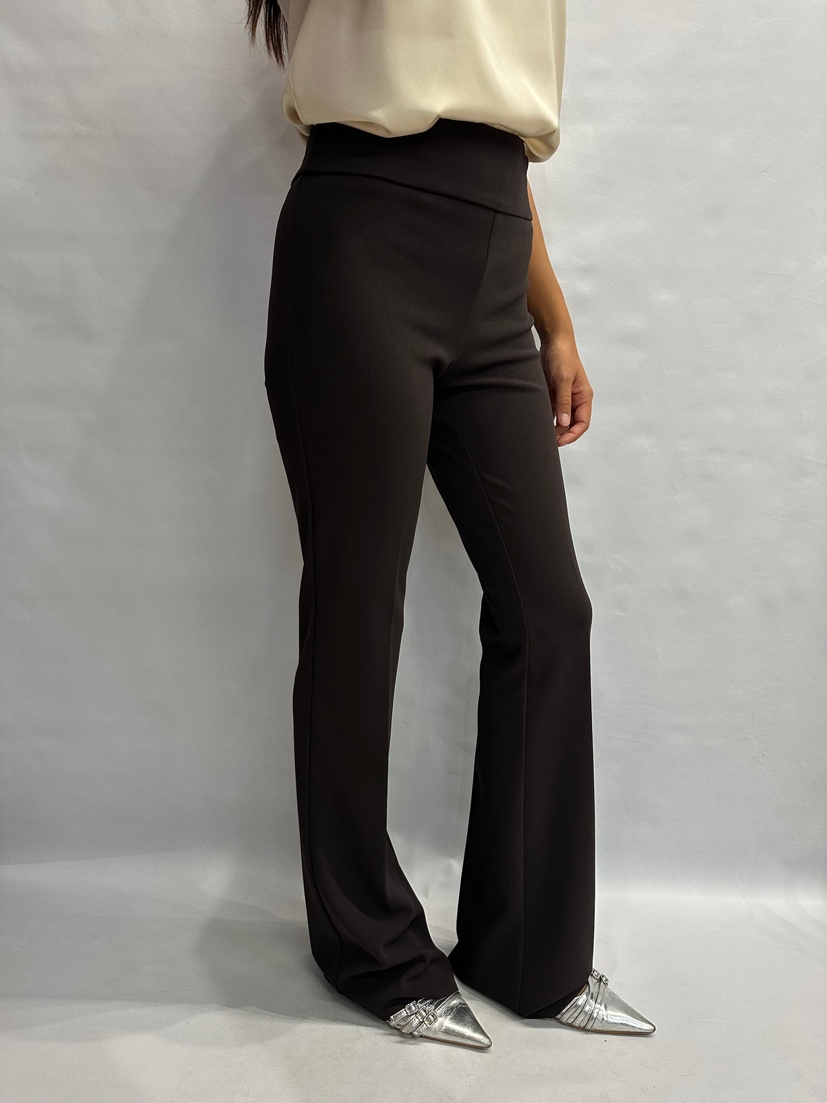 Pantalone RINASCIMENTO (MARRONE) in crêpe a zampa disponibile anche con giacca in coordinato COD: CFC0130162003
