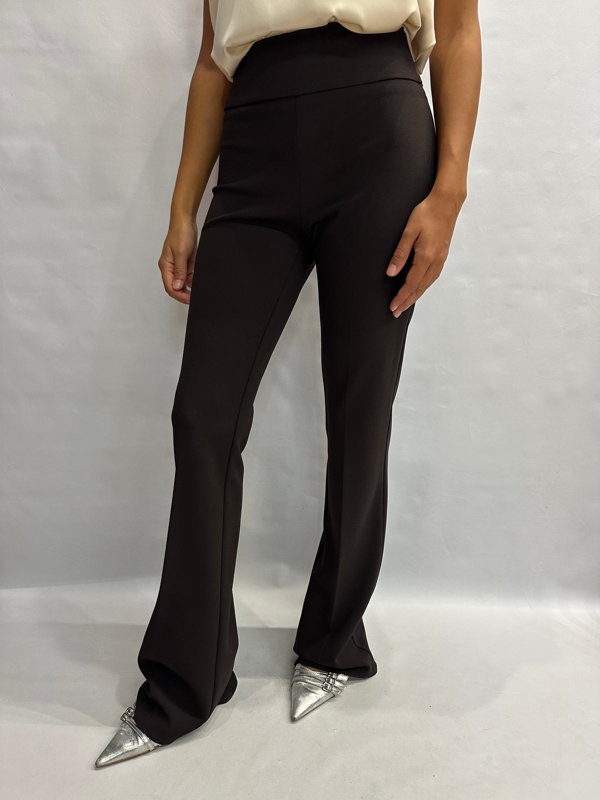 Pantalone RINASCIMENTO (MARRONE) in crêpe a zampa disponibile anche con giacca in coordinato COD: CFC0130162003