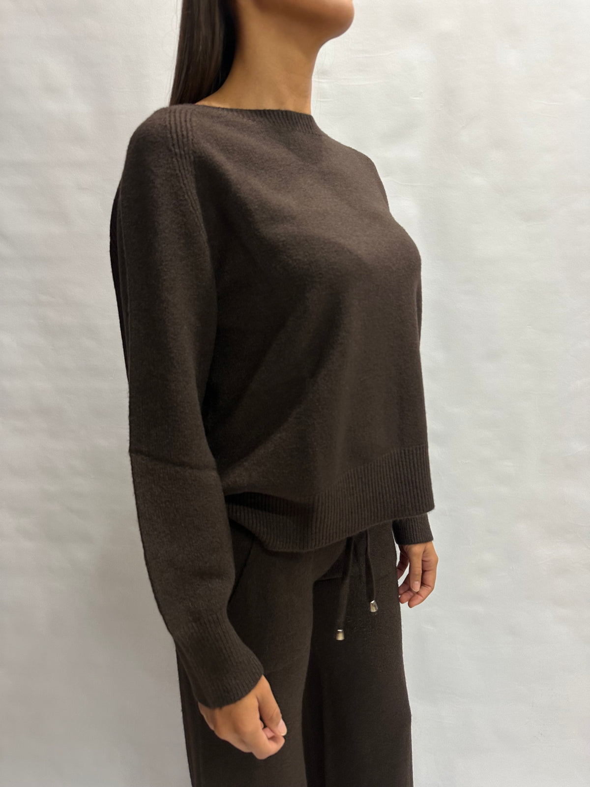 Coordinato BLUEJOINT in maglia composto da pantalone a zampa e maglia con collo a barchetta , COD: 570145 E 570587