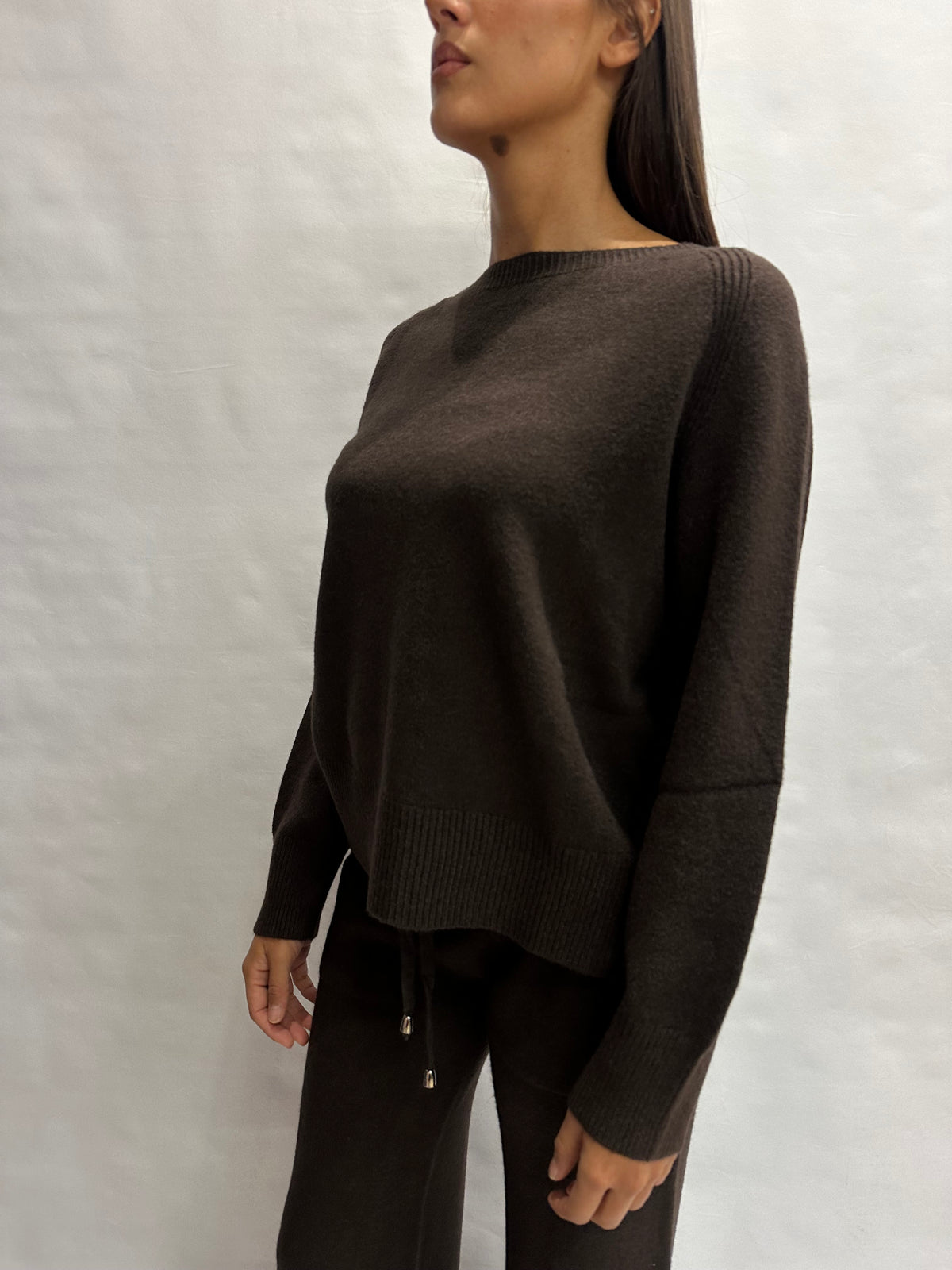 Coordinato BLUEJOINT in maglia composto da pantalone a zampa e maglia con collo a barchetta , COD: 570145 E 570587