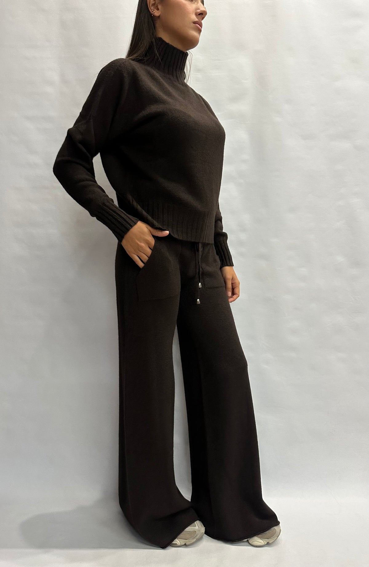 Coordinato BLUEJOINT in maglia composto da pantalone a zampa e maglia con collo a cratere , COD: 570145 E 570284