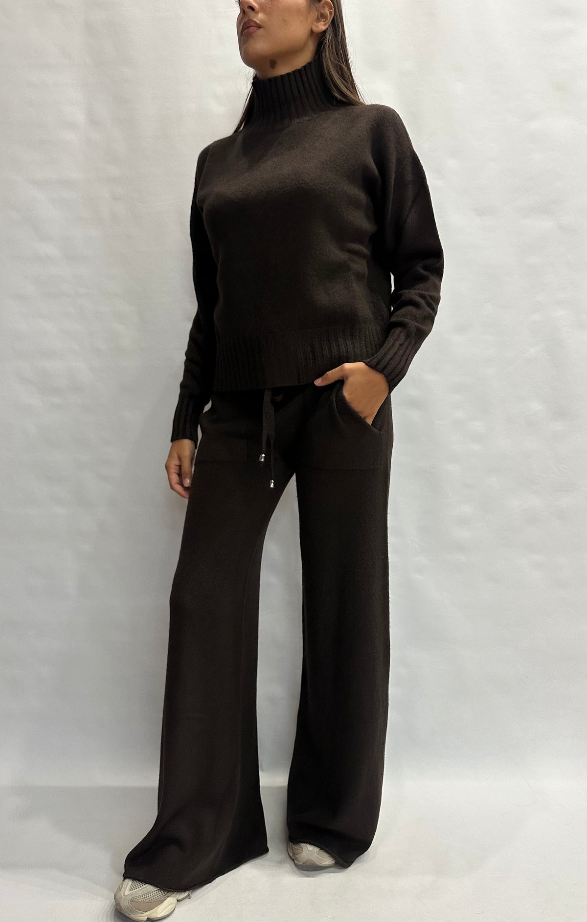 Coordinato BLUEJOINT in maglia composto da pantalone a zampa e maglia con collo a cratere , COD: 570145 E 570284