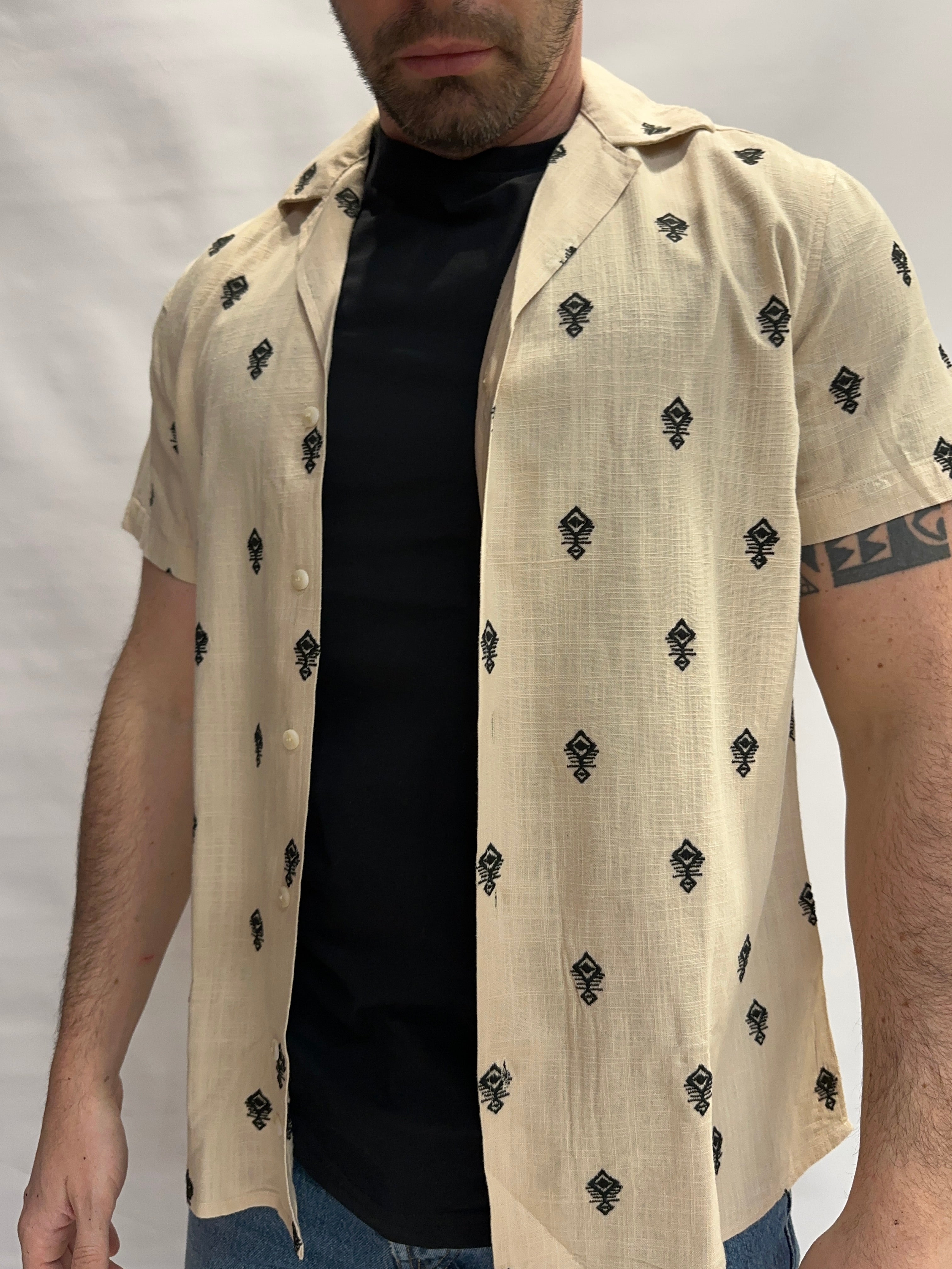 Camicia BL11 a maniche corte con ricami Neri su fondo Beige - Cod: 42360930