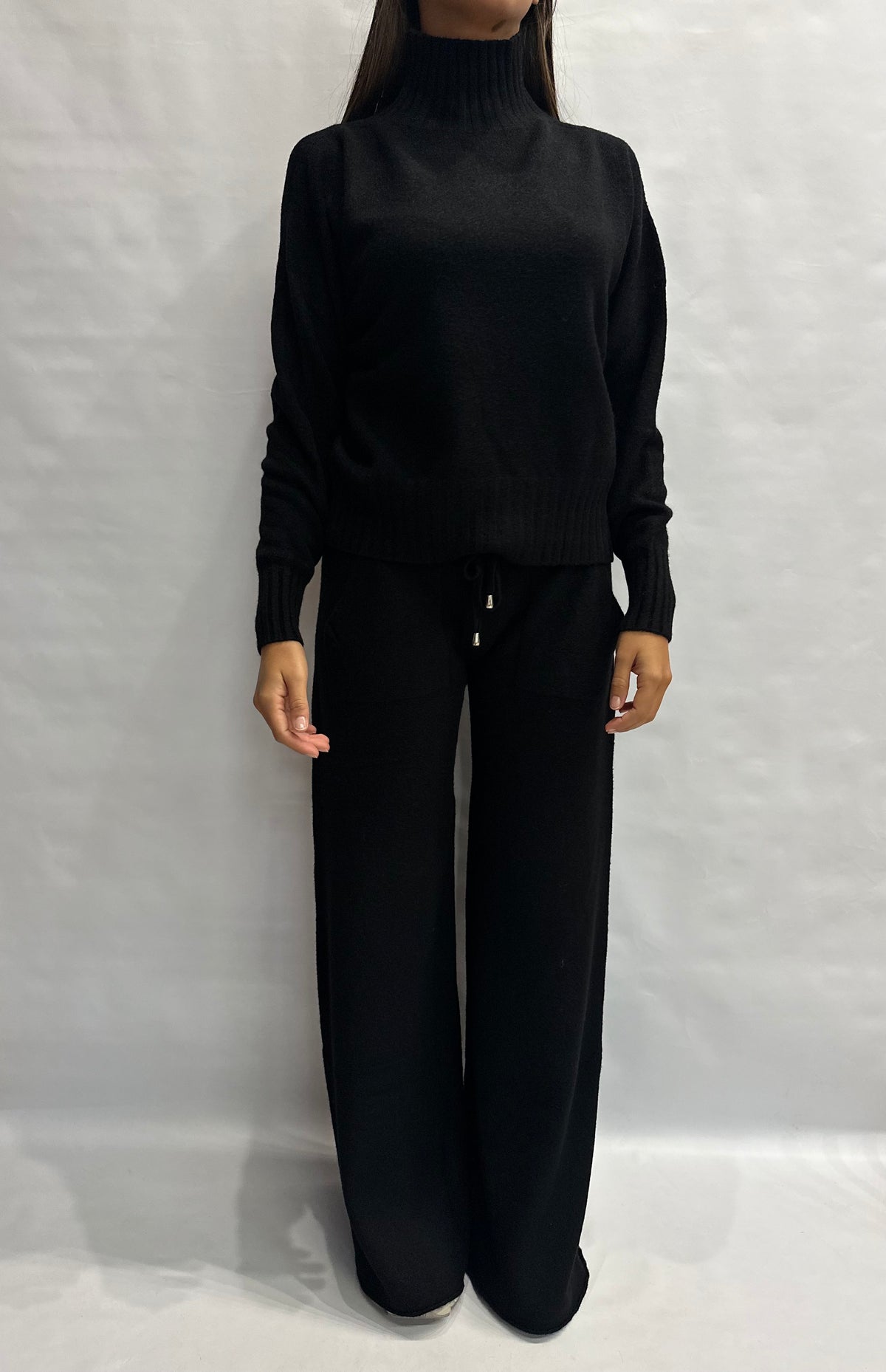 Coordinato BLUEJOINT in maglia composto da pantalone a zampa e maglia con collo a cratere , COD: 570145 E 570284