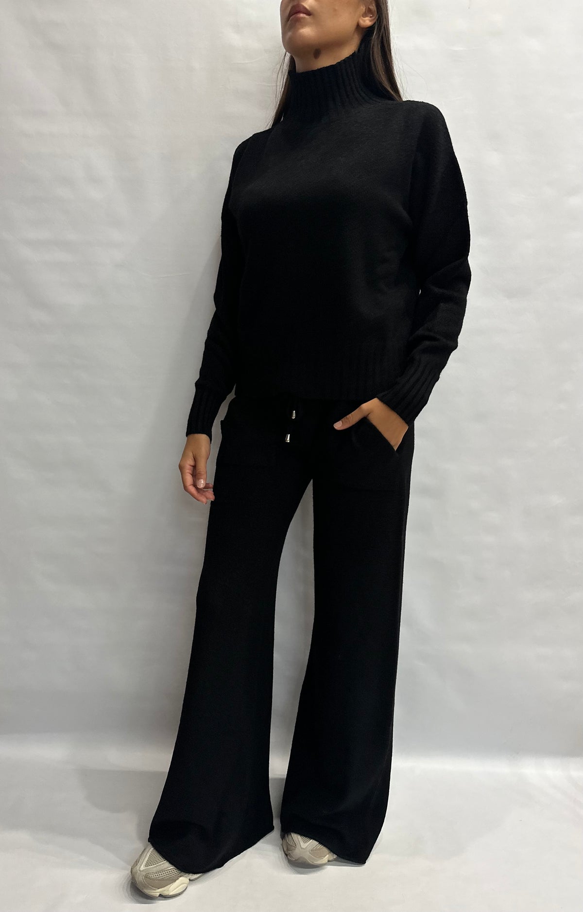 Coordinato BLUEJOINT in maglia composto da pantalone a zampa e maglia con collo a cratere , COD: 570145 E 570284