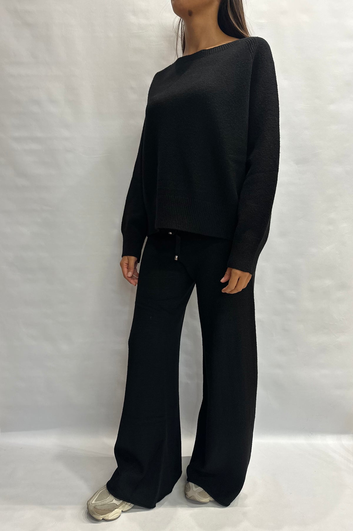 Coordinato BLUEJOINT in maglia composto da pantalone a palazzo e maglia con collo a barchetta , COD: 370176  E 570587
