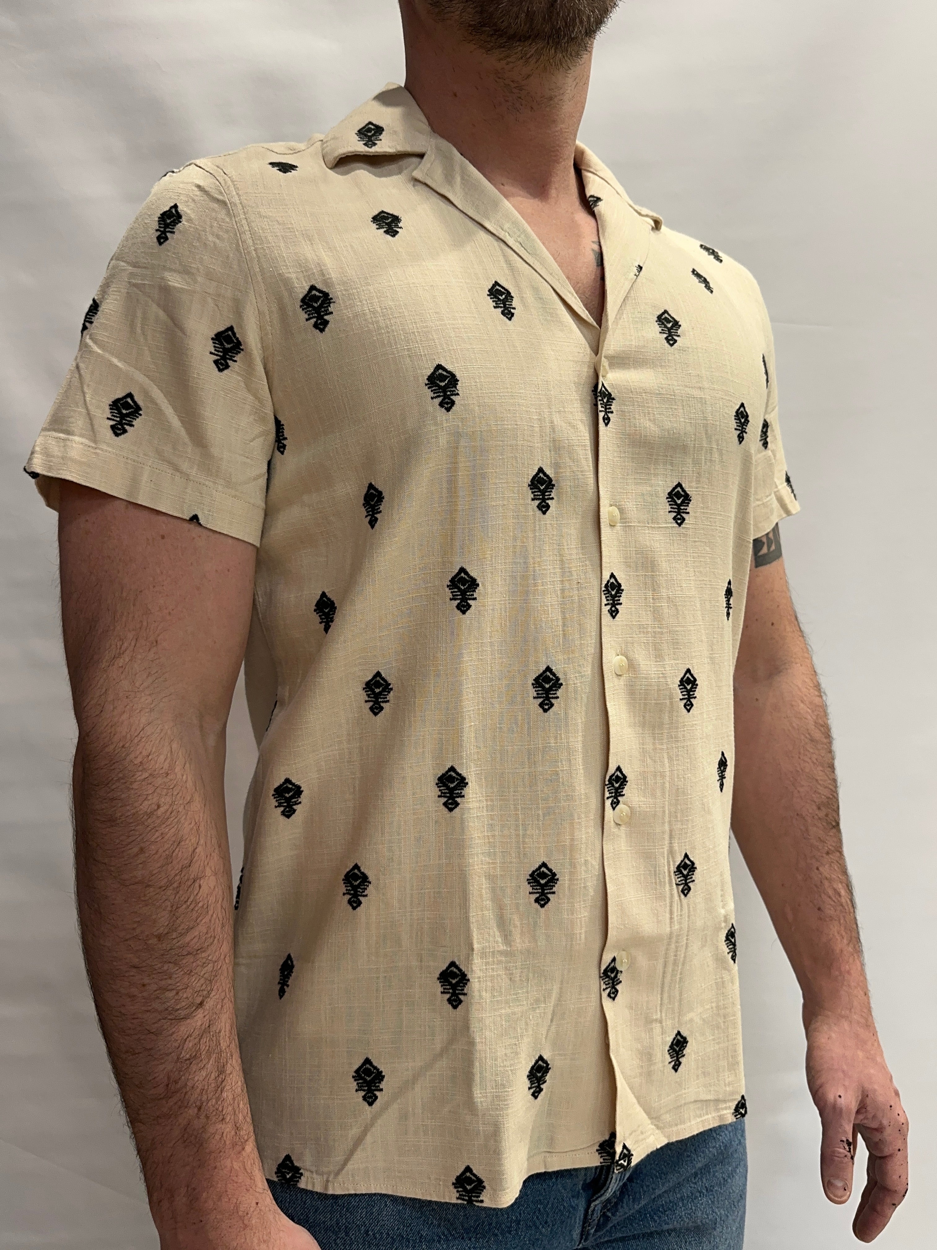 Camicia BL11 a maniche corte con ricami Neri su fondo Beige - Cod: 42360930
