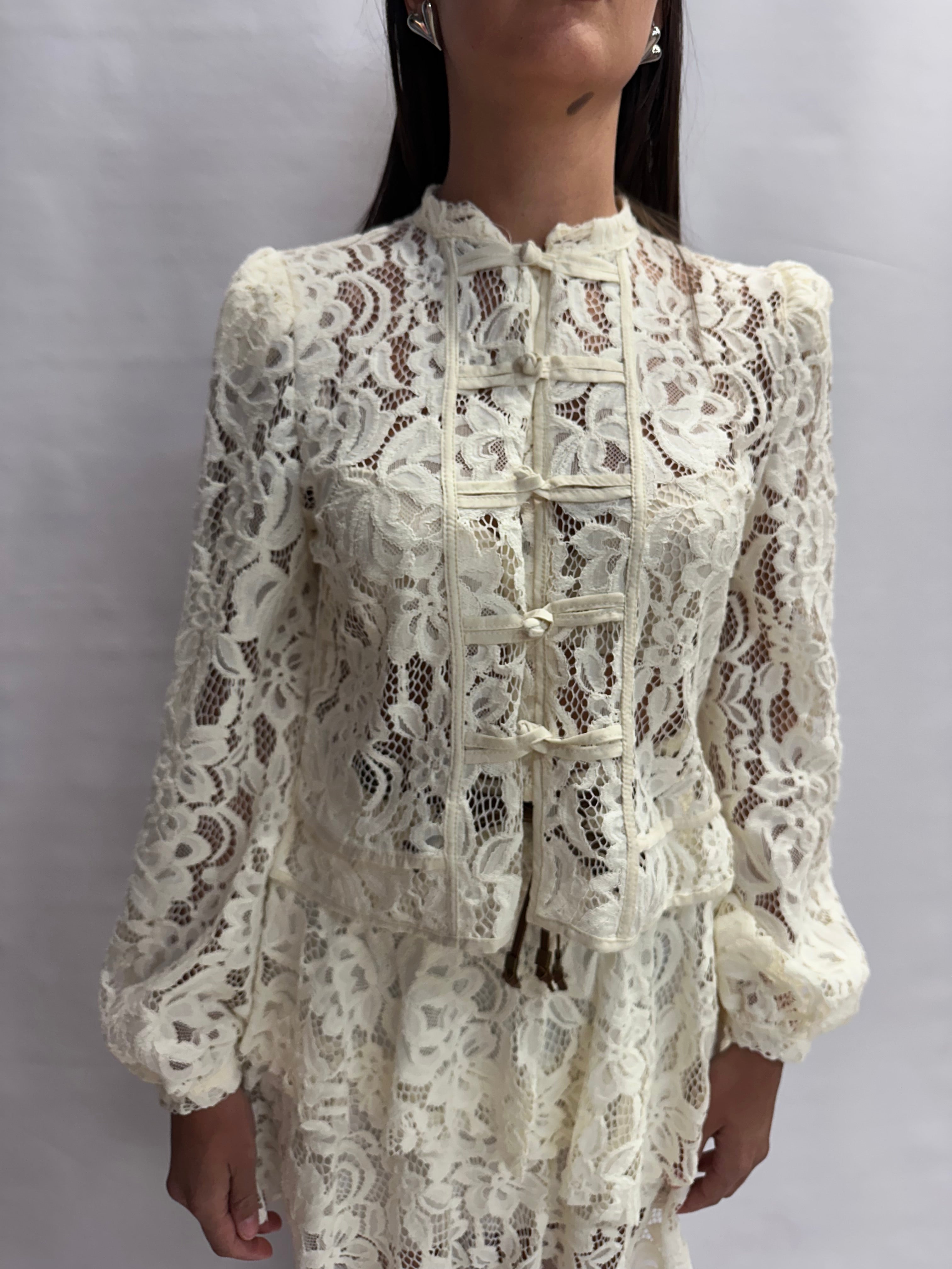 Casacca/Camicia TENSIONE IN corta in pizzo, manica lunga, con piccoli nodi davanti, disponibile con gonna e pantalone in coordinato - Cod: S26C816