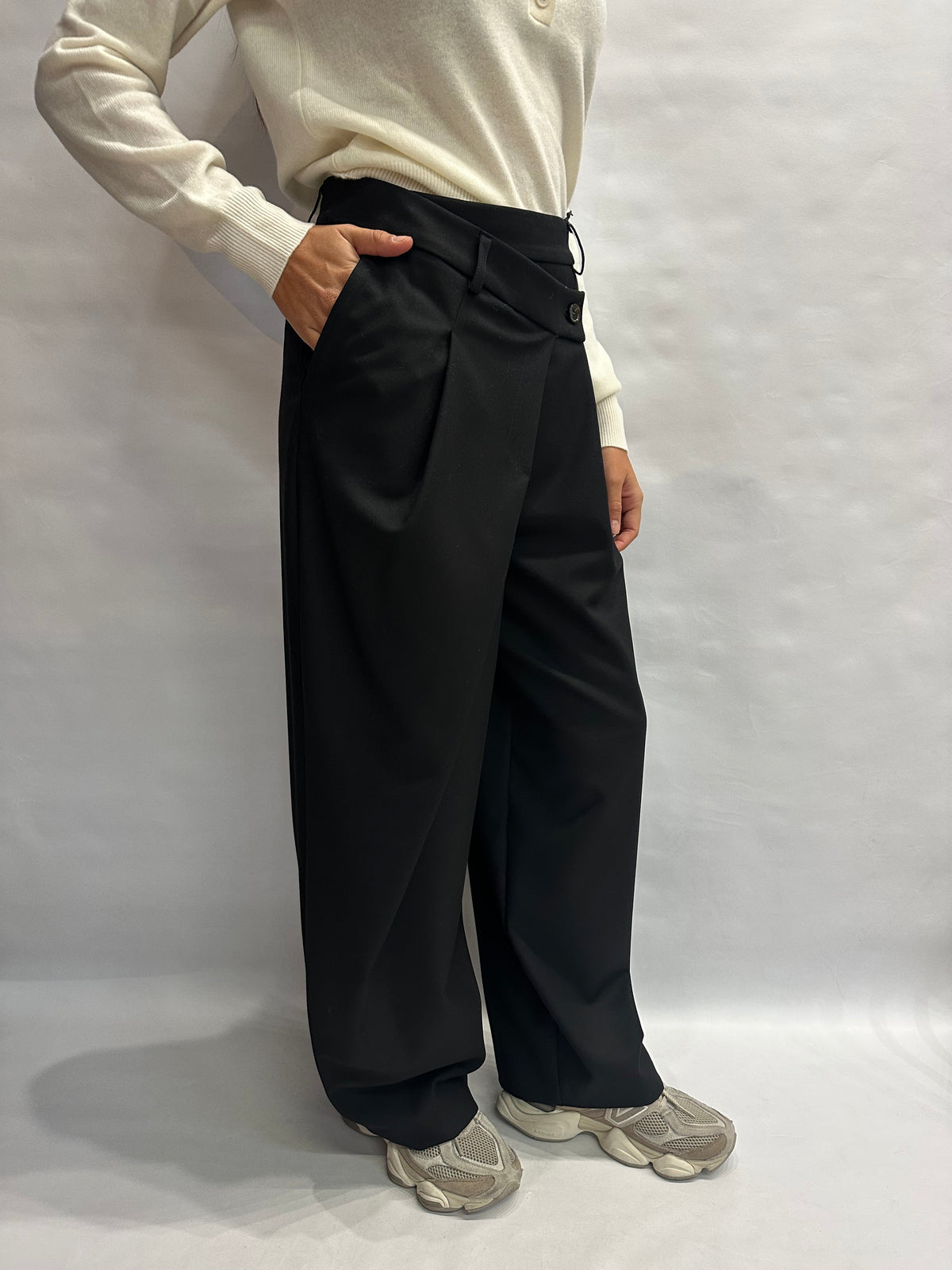 Pantalone TENSIONE IN morbido con bottone spostato più in basso rispetto alla vita - COD: PT154AT