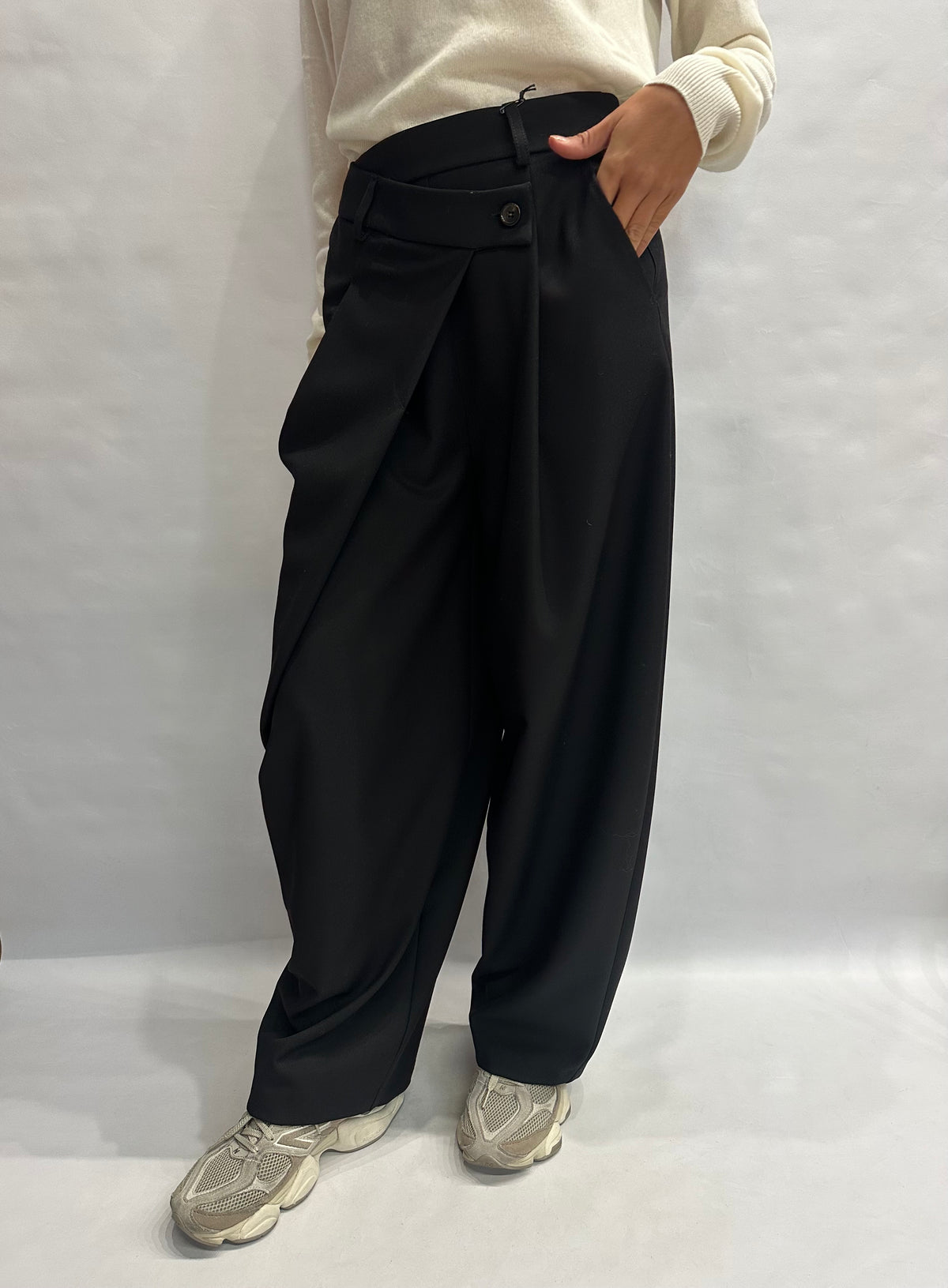 Pantalone TENSIONE IN morbido con bottone spostato più in basso rispetto alla vita - COD: PT154AT