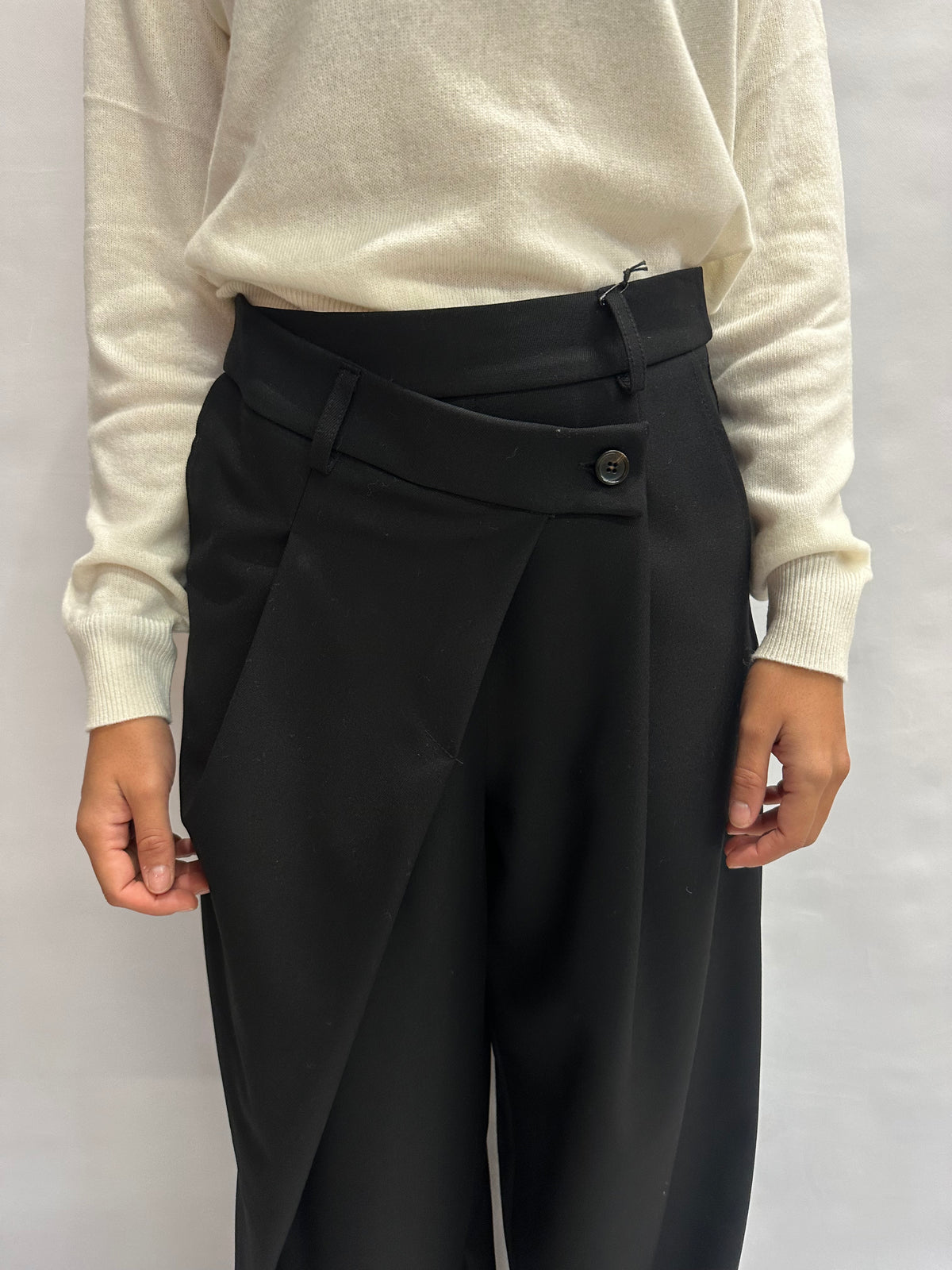 Pantalone TENSIONE IN morbido con bottone spostato più in basso rispetto alla vita - COD: PT154AT
