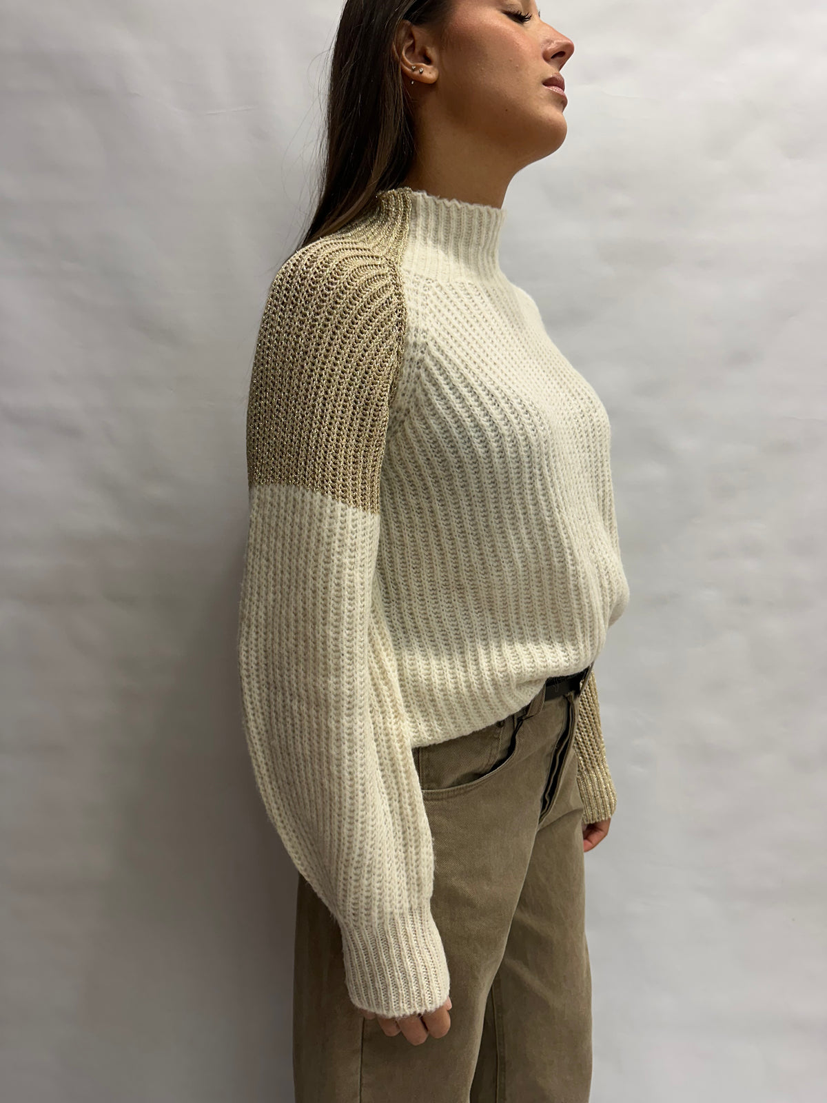 Maglione RINASCIMENTO lavorato con blocchi color oro su fondo Bianco Panna, COD: CFM0012518003