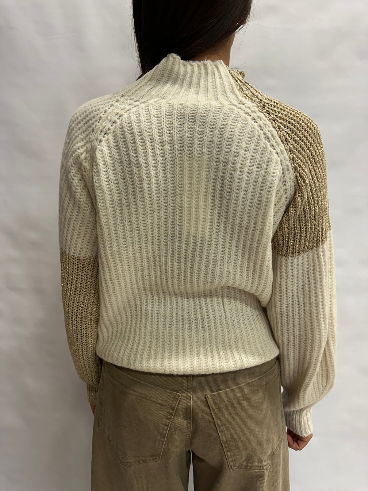 Maglione RINASCIMENTO lavorato con blocchi color oro su fondo Bianco Panna, COD: CFM0012518003