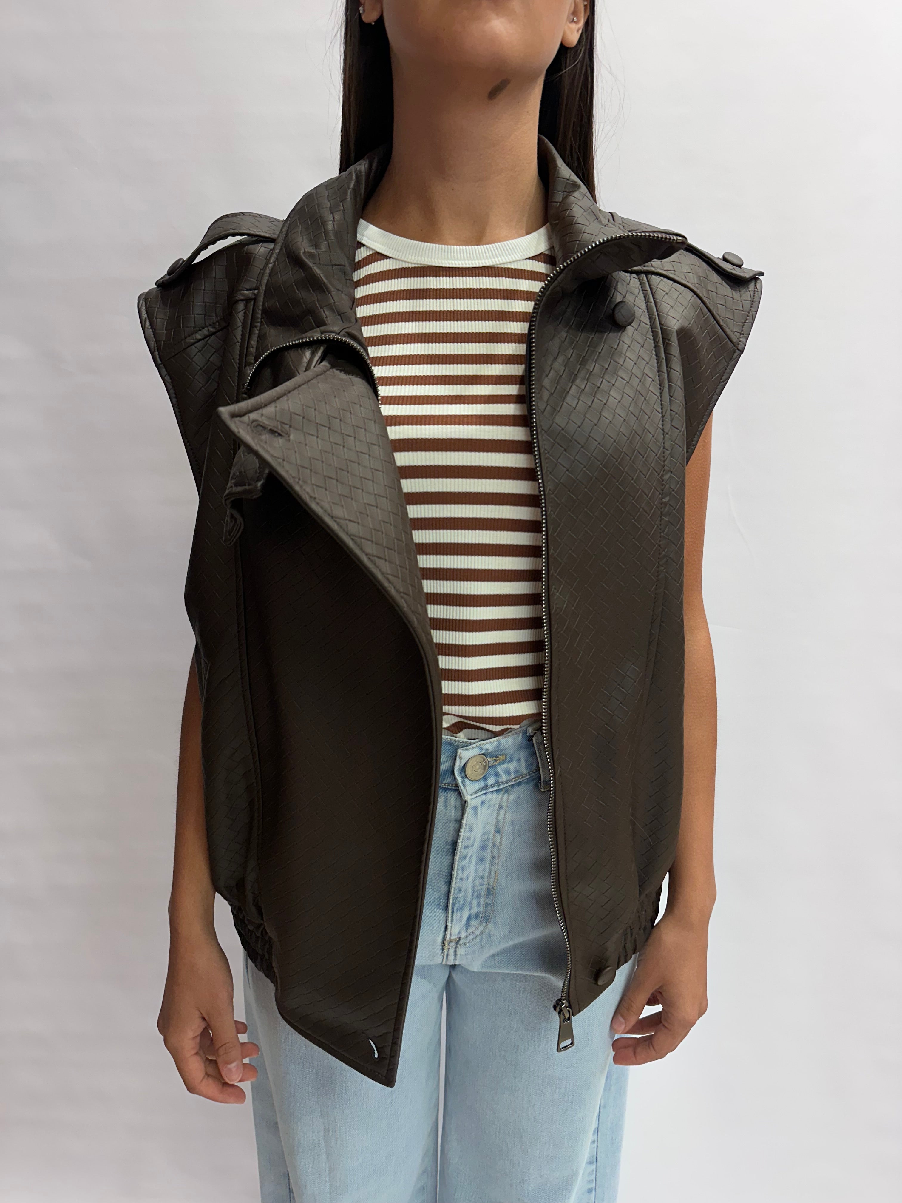 Gilet TENSIONE IN in similpelle lavorata con doppia chiusura cerniera e bottoni - COD: 26D4560