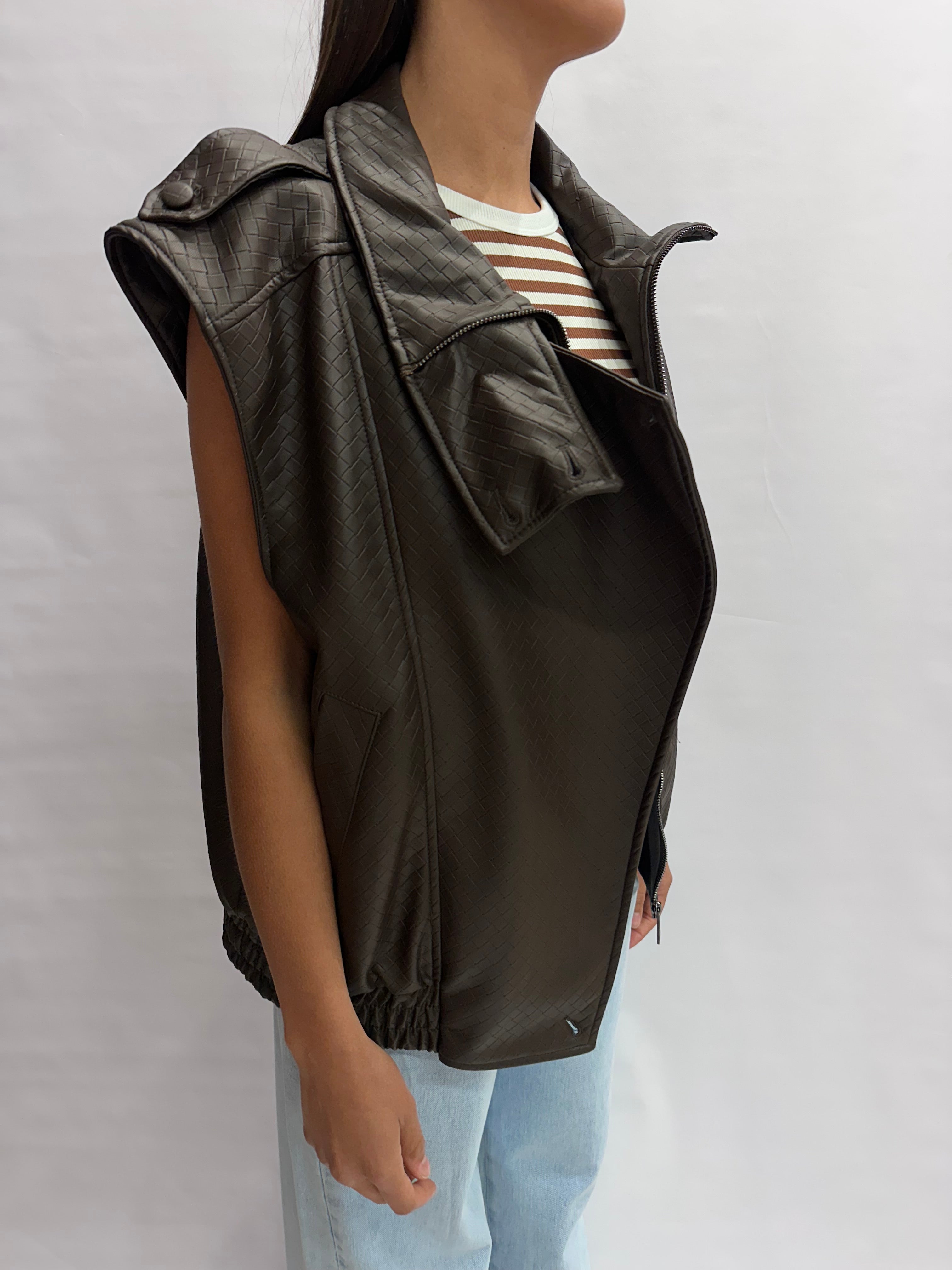 Gilet TENSIONE IN in similpelle lavorata con doppia chiusura cerniera e bottoni - COD: 26D4560