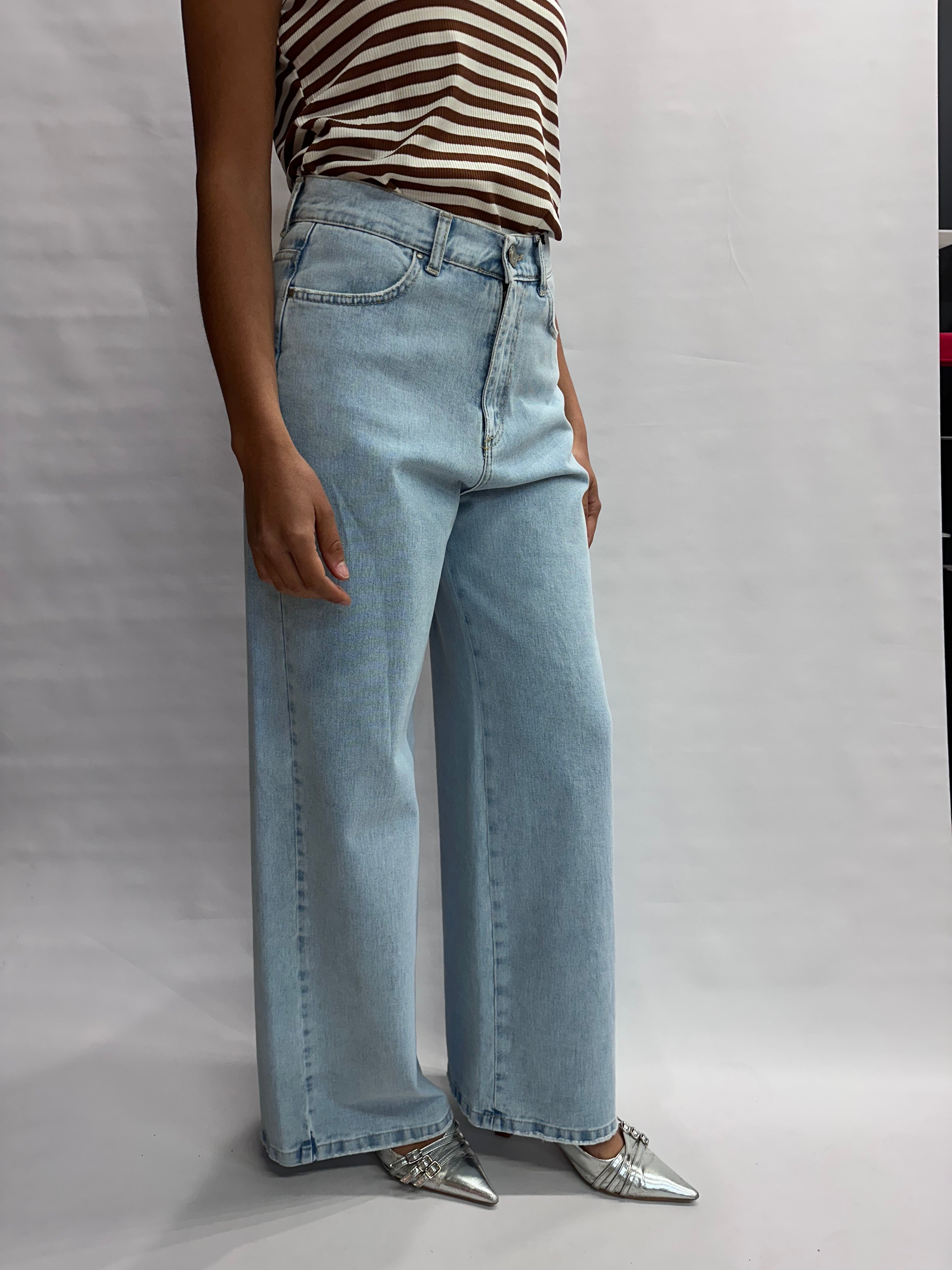Jeans TENSIONE IN modello "LOOSE" gamba ampia e fondo largo, tasca in ecopelle scamosciata  - COD: SLOUCHY