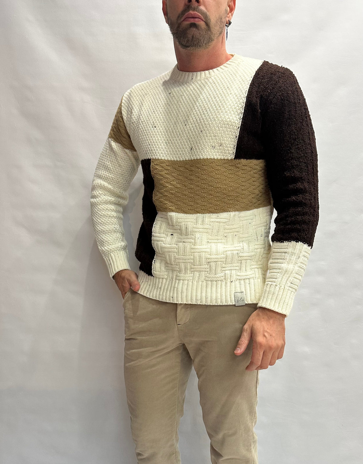 Maglione BL11 girocollo a blocchi color Cioccolato e Beige su fondo Panna, Cod: 13BOSA128