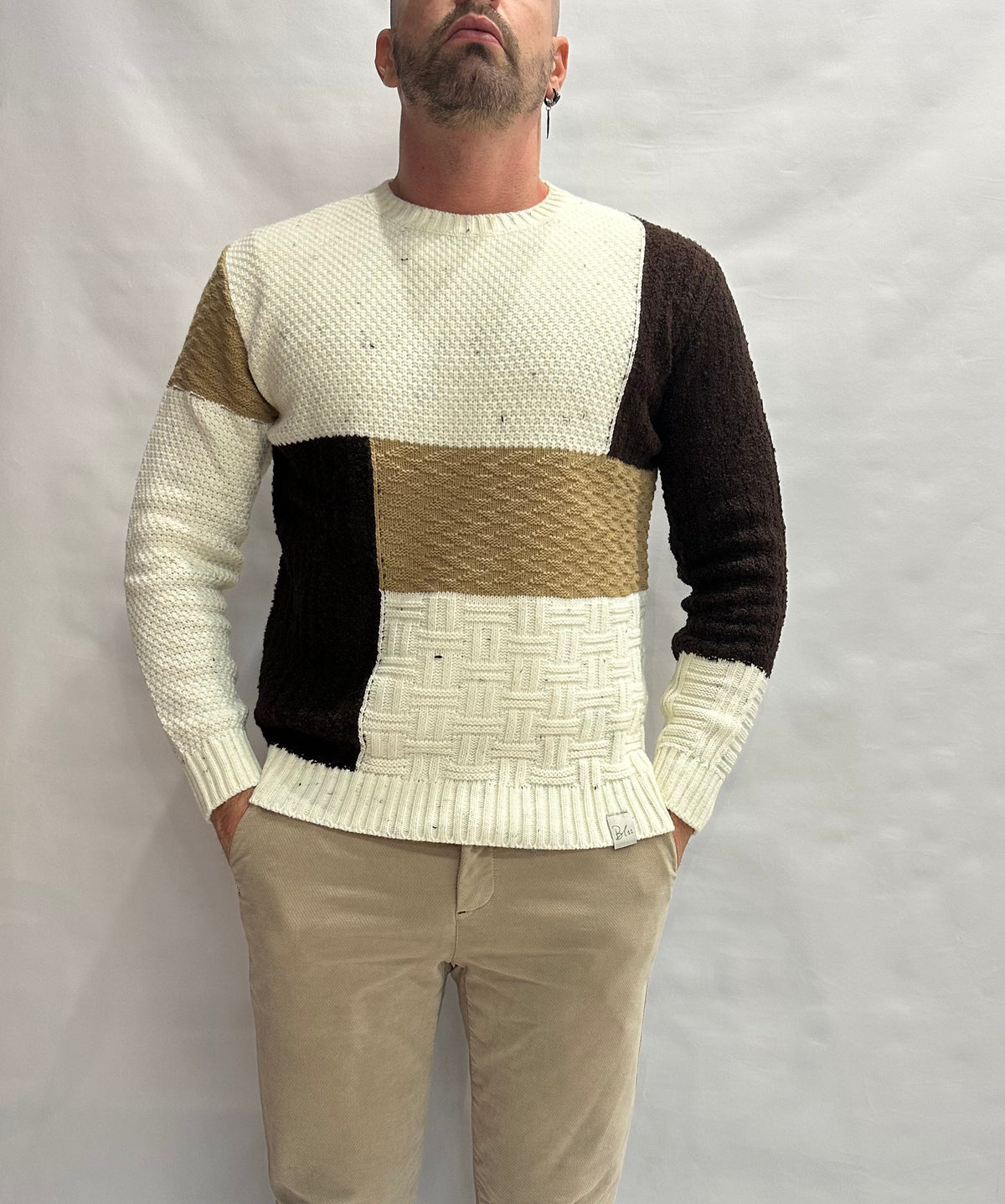 Maglione BL11 girocollo a blocchi color Cioccolato e Beige su fondo Panna, Cod: 13BOSA128